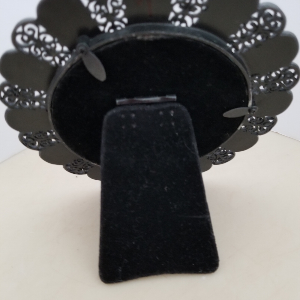 Elegant Round Metal Photo Frame - Picture 3 of 4